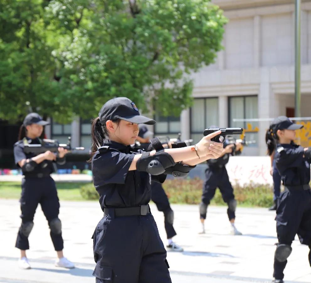 广东省警官学院风套装，时尚与专业的完美结合